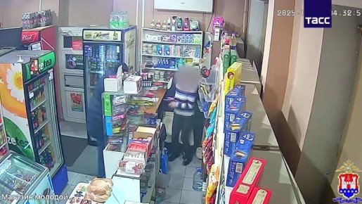 В магазине Калининграда продавщица дала отпор напавшему мужчине и стянула с него маску, сообщили в УМВД России по Калининградской области