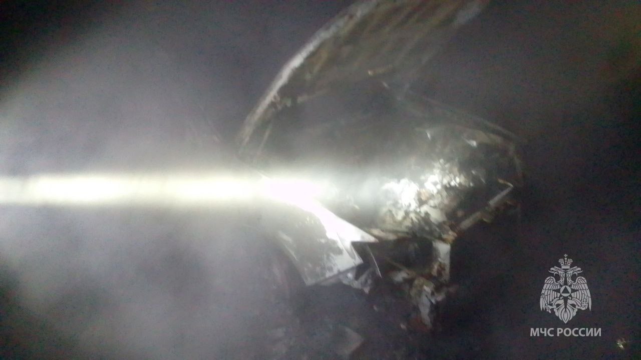 Сотрудники МЧС России потушили пожар в Калининграде Сотрудники МЧС России потушили пожар в Калининграде