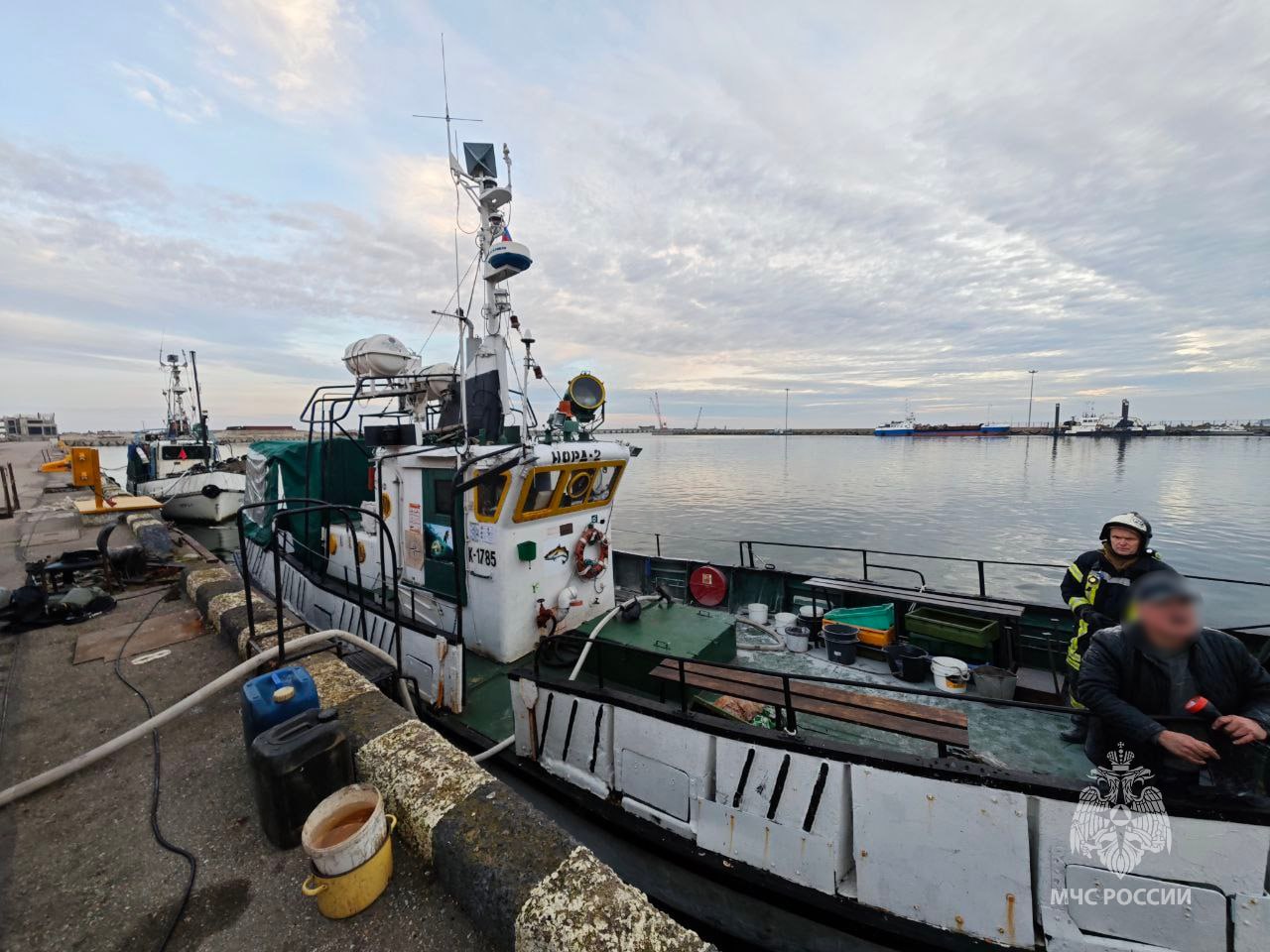 Огнеборцы МЧС России потушили пожар на судне в Пионерском