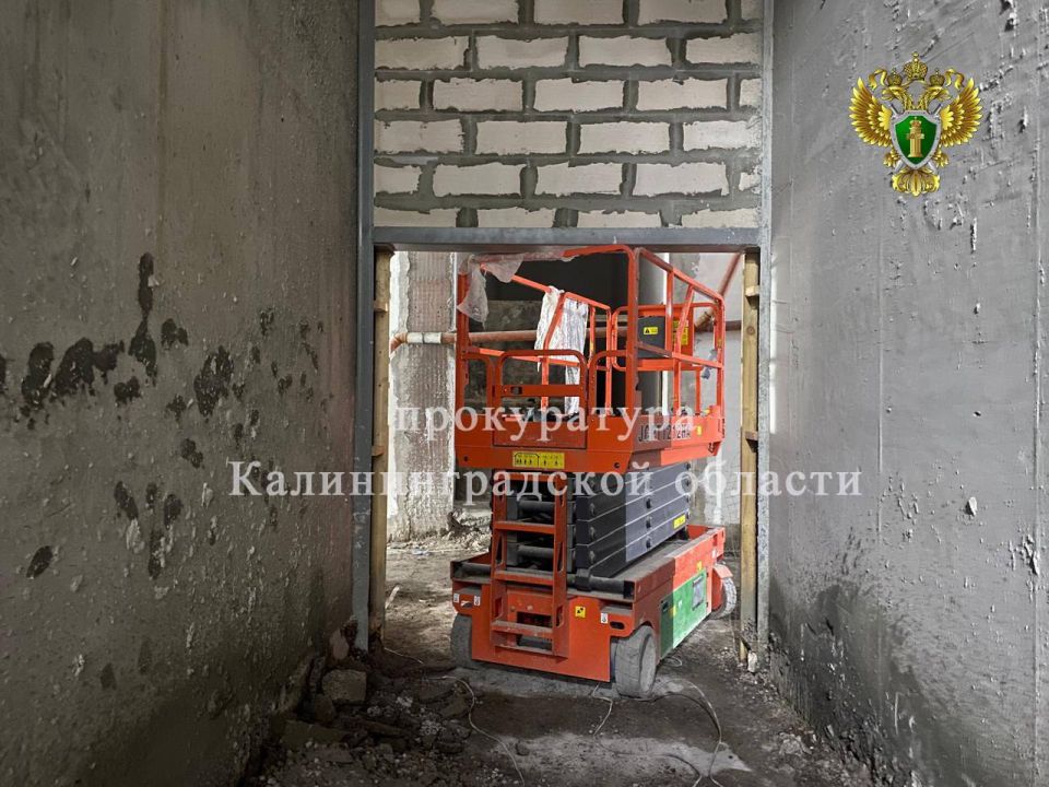 По иску прокуратуры взыскана компенсация морального вреда в пользу родственников рабочего, погибшего при строительстве объекта в Калининграде