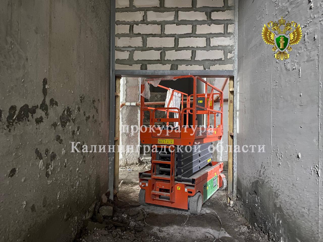 По иску прокуратуры взыскана компенсация морального вреда в пользу родственников рабочего, погибшего при строительстве объекта в Калининграде