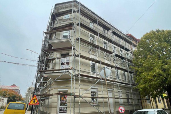 В Советске завершают ремонт старинного здания на улице Школьной
