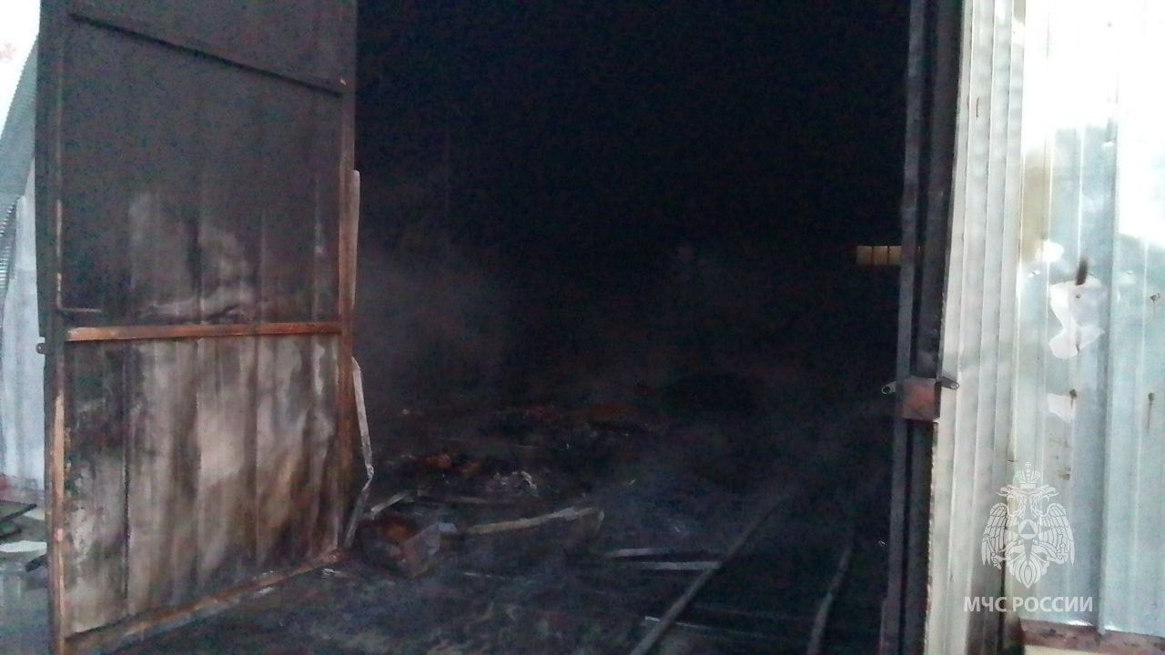 Сотрудники МЧС России потушили пожар в Калининграде Сотрудники МЧС России потушили пожар в Калининграде