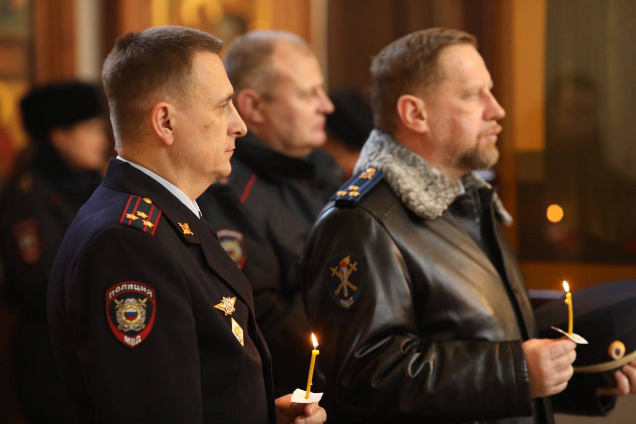 Генерал-майор полиции Александр Сокрутенко почтил память сотрудников, погибших при исполнении служебного долга Генерал-майор полиции Александр Сокрутенко почтил память сотрудников, погибших при исполнении служебного долга