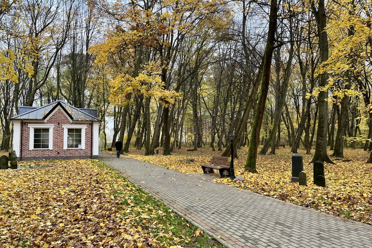 На старом еврейском кладбище в Калининграде открыли главную аллею мемориального парка На старом еврейском кладбище в Калининграде открыли главную аллею мемориального парка