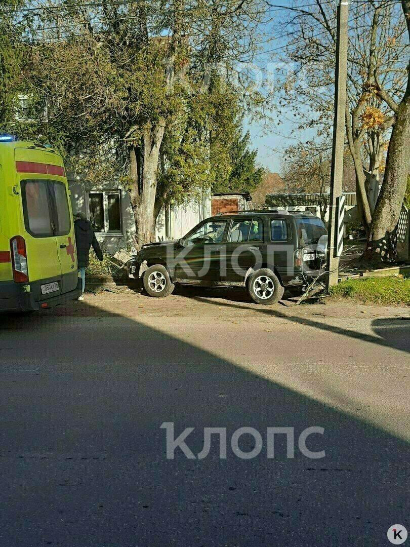 На Тенистой Аллее машина влетела в дерево, пассажир разбил лицо о стекло