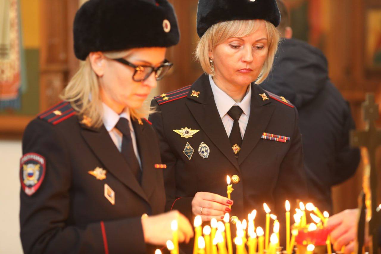 Генерал-майор полиции Александр Сокрутенко почтил память сотрудников, погибших при исполнении служебного долга Генерал-майор полиции Александр Сокрутенко почтил память сотрудников, погибших при исполнении служебного долга