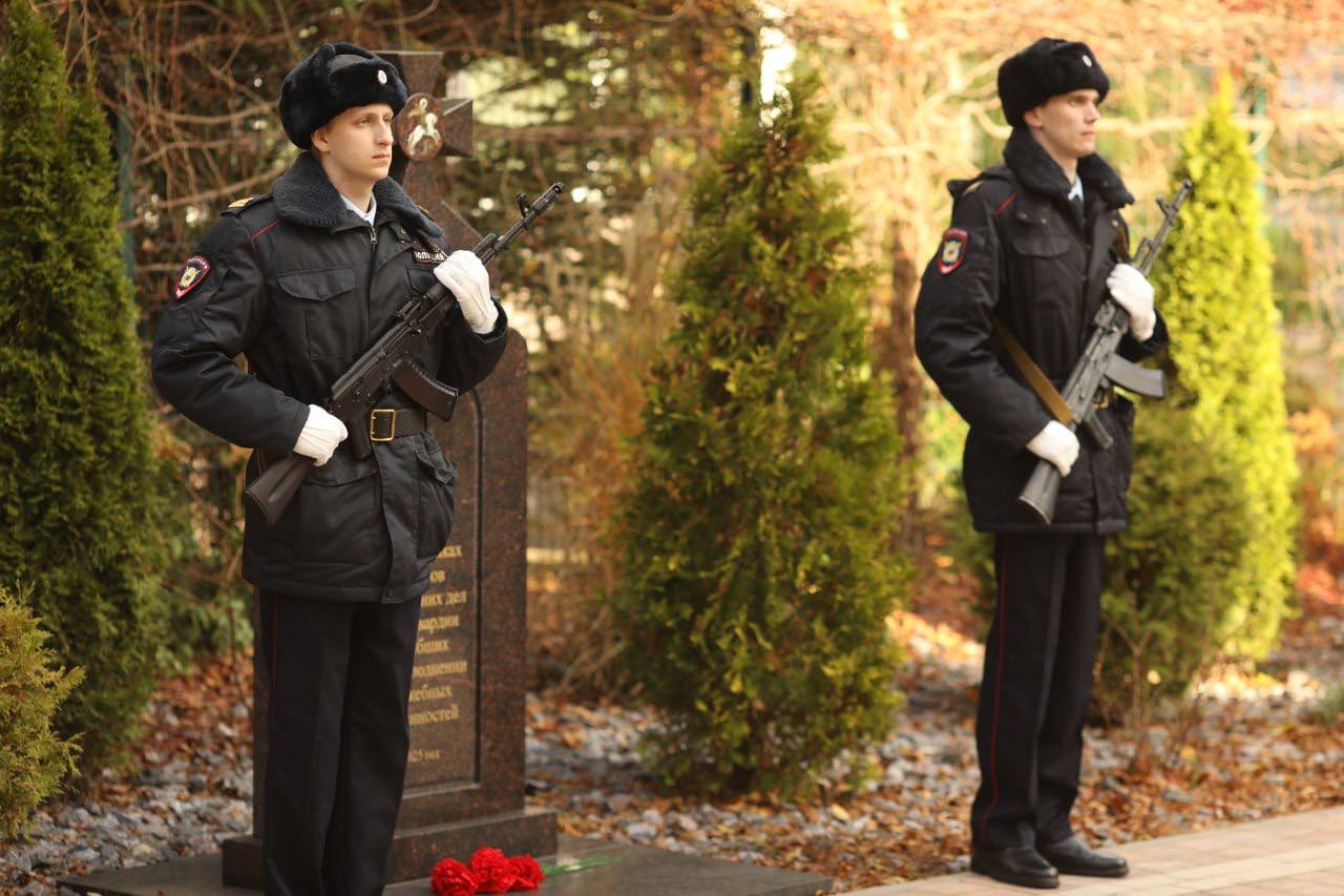 Генерал-майор полиции Александр Сокрутенко почтил память сотрудников, погибших при исполнении служебного долга Генерал-майор полиции Александр Сокрутенко почтил память сотрудников, погибших при исполнении служебного долга