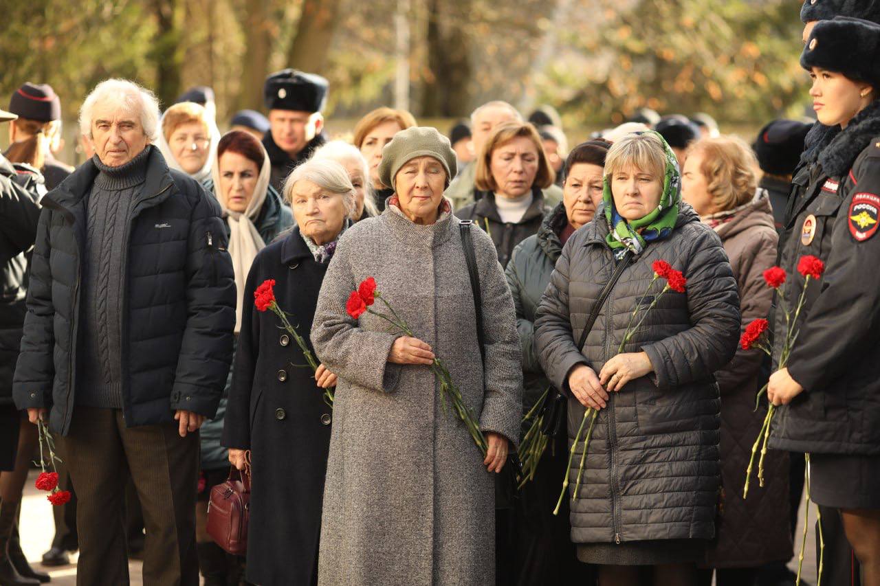 Генерал-майор полиции Александр Сокрутенко почтил память сотрудников, погибших при исполнении служебного долга Генерал-майор полиции Александр Сокрутенко почтил память сотрудников, погибших при исполнении служебного долга