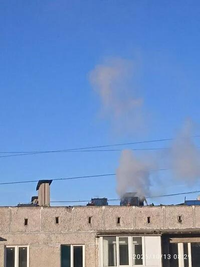 На улице Фрунзе в Калининграде ремонтируют крышу, по району распространяется едкий дым На улице Фрунзе в Калининграде ремонтируют крышу, по району распространяется едкий дым