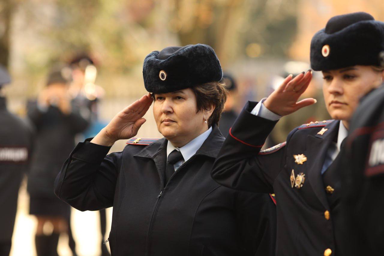 Генерал-майор полиции Александр Сокрутенко почтил память сотрудников, погибших при исполнении служебного долга Генерал-майор полиции Александр Сокрутенко почтил память сотрудников, погибших при исполнении служебного долга