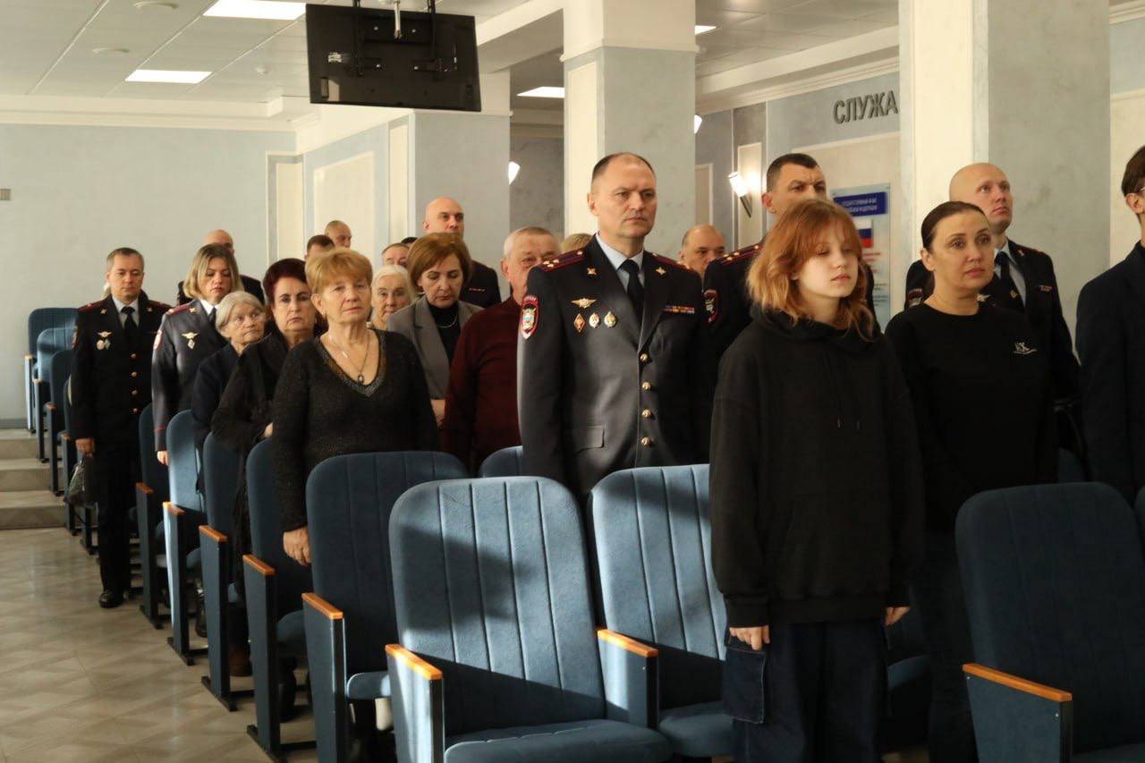 Генерал-майор полиции Александр Сокрутенко почтил память сотрудников, погибших при исполнении служебного долга Генерал-майор полиции Александр Сокрутенко почтил память сотрудников, погибших при исполнении служебного долга