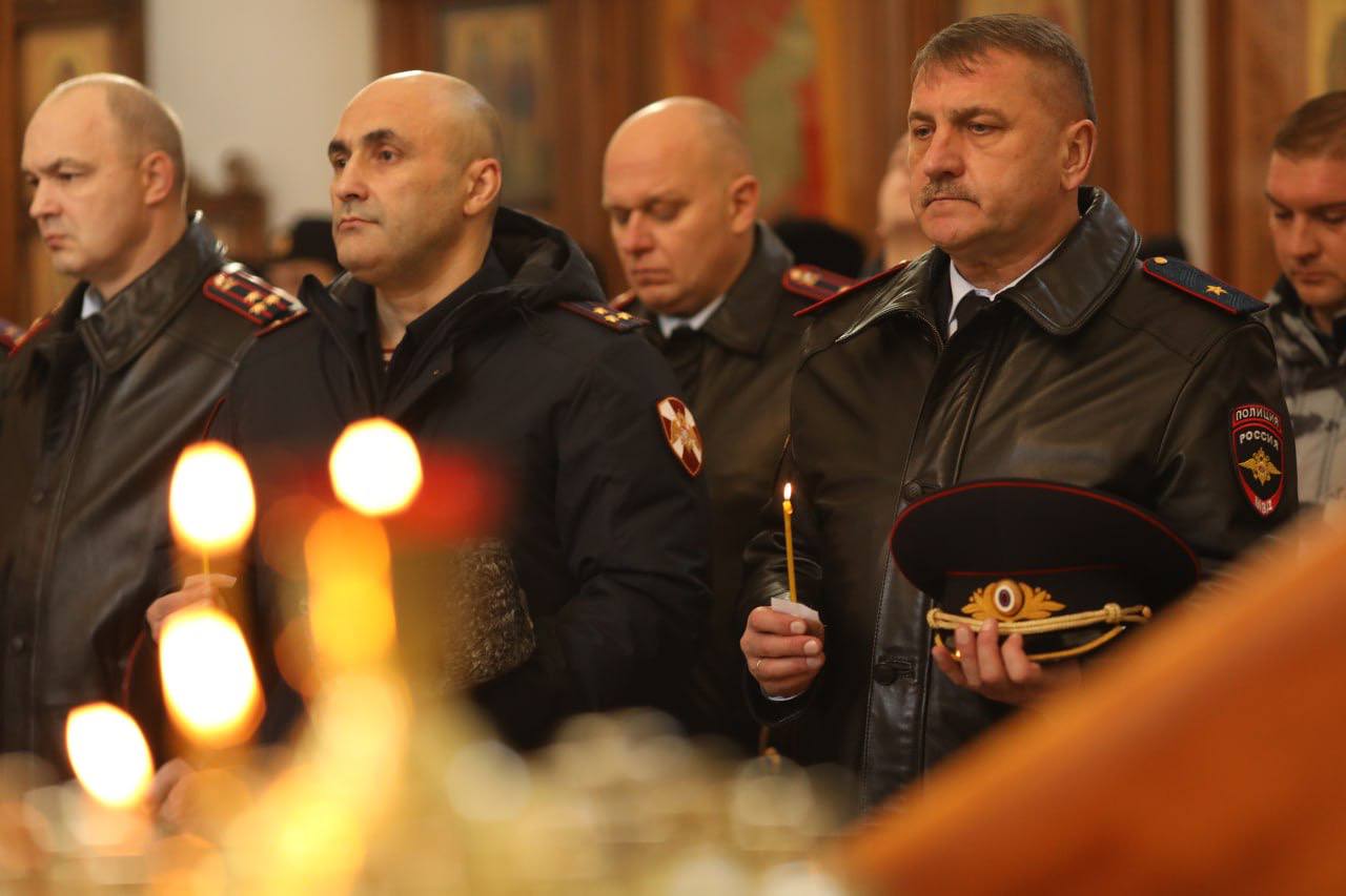 Генерал-майор полиции Александр Сокрутенко почтил память сотрудников, погибших при исполнении служебного долга Генерал-майор полиции Александр Сокрутенко почтил память сотрудников, погибших при исполнении служебного долга