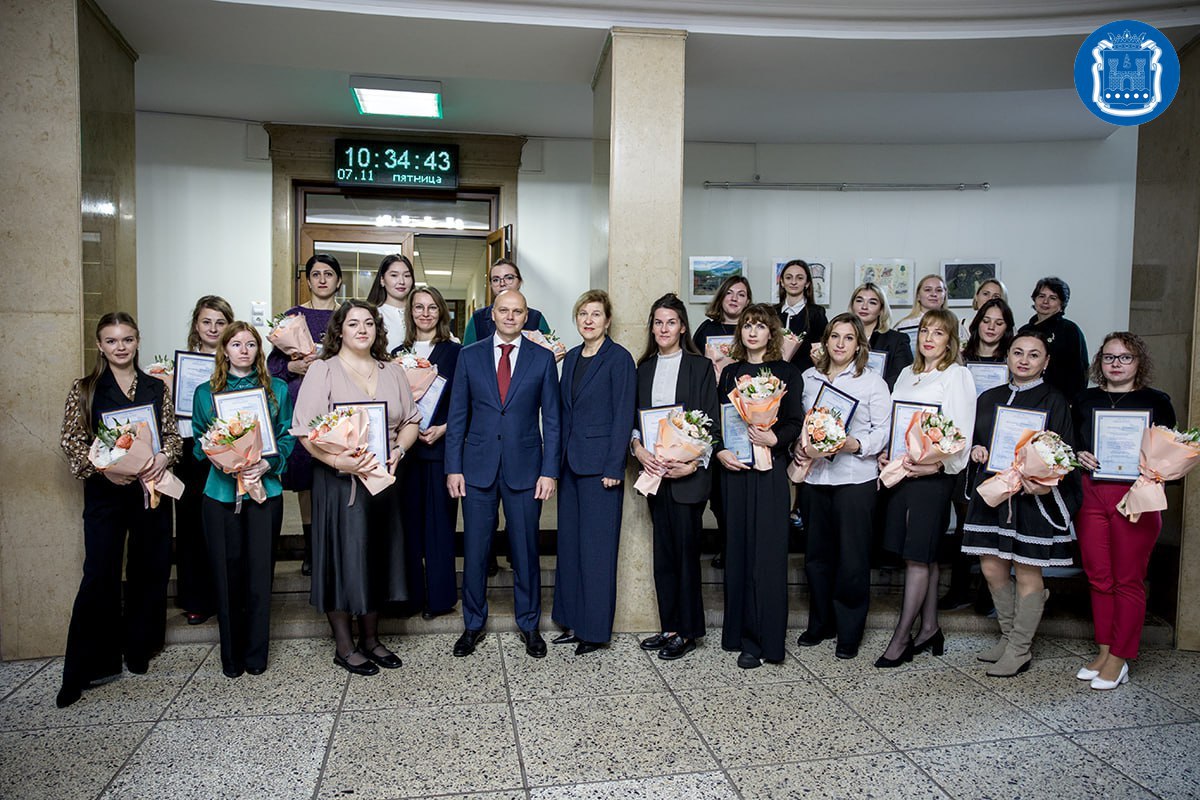 Алексей Беспрозванных вручил жилищные сертификаты 20 педагогам школ Калининградской области