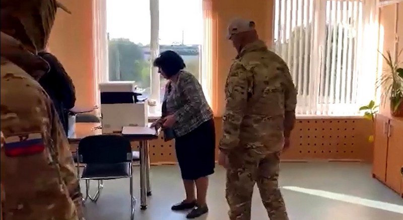 «Стоять»: глава Бюро МСЭ попыталась уйти от силовиков в Калининграде