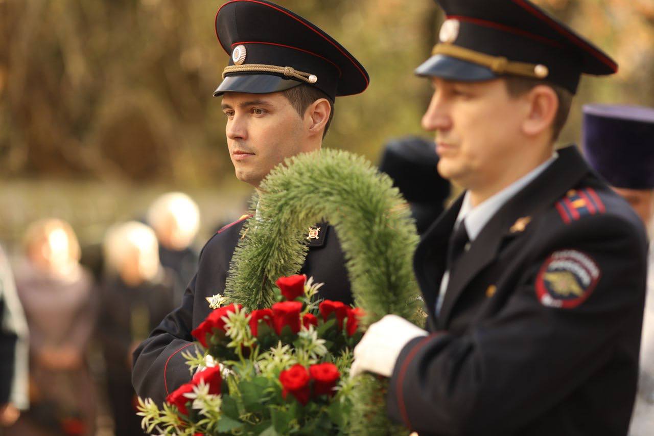 Генерал-майор полиции Александр Сокрутенко почтил память сотрудников, погибших при исполнении служебного долга Генерал-майор полиции Александр Сокрутенко почтил память сотрудников, погибших при исполнении служебного долга