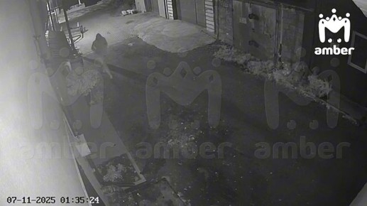 Неизвестный сталкерит семью, которой сожгли две машины в водно-моторном клубе "Прибой" в Прибрежном