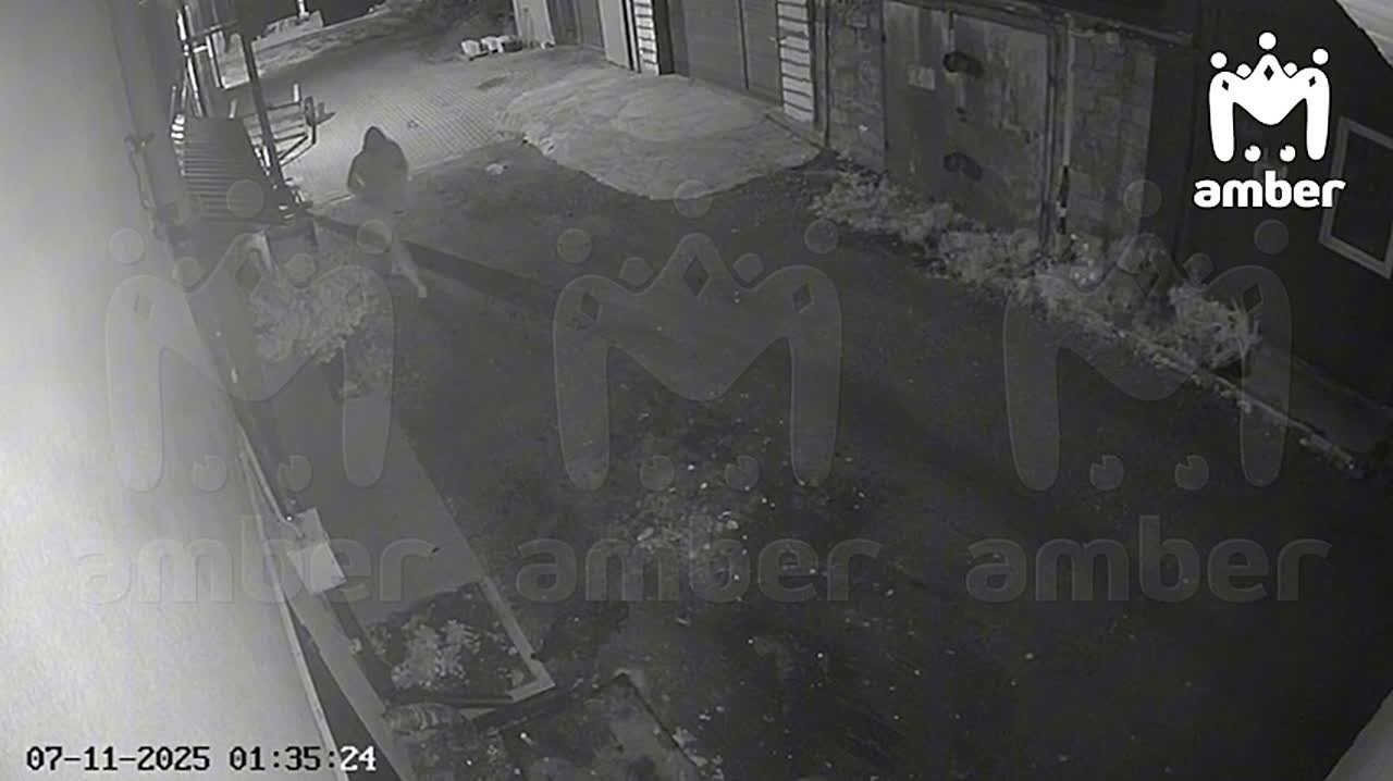 Неизвестный сталкерит семью, которой сожгли две машины в водно-моторном клубе "Прибой" в Прибрежном