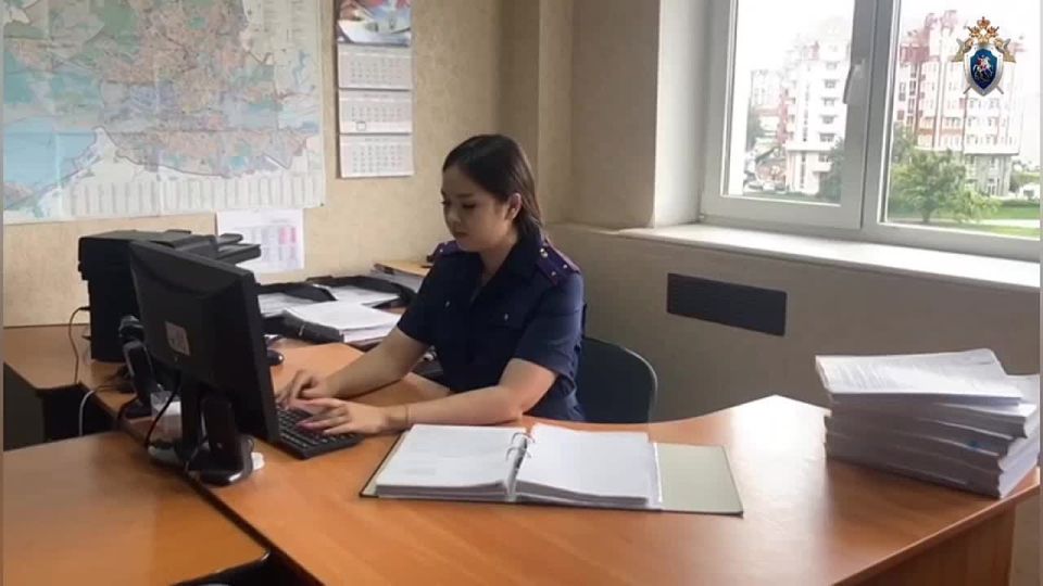 Женщина в оранжевом халате, к которой так настойчиво ломятся силовики — бывший замначальника проектного отдела ФКР