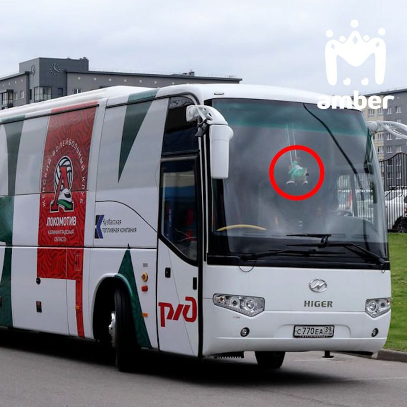 Водителя автобуса волейбольного клуба "Локомотив" тормознули за игрушку на лобовом