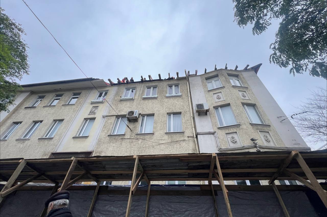 В центре Калининграда приступили к капремонту крыши столетнего дома В центре Калининграда приступили к капремонту крыши столетнего дома