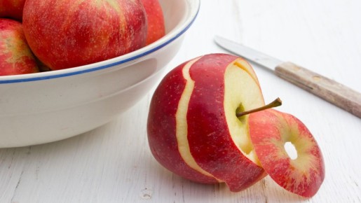 Вы зря выбрасывали яблочную кожуру: вот как она поможет сэкономить