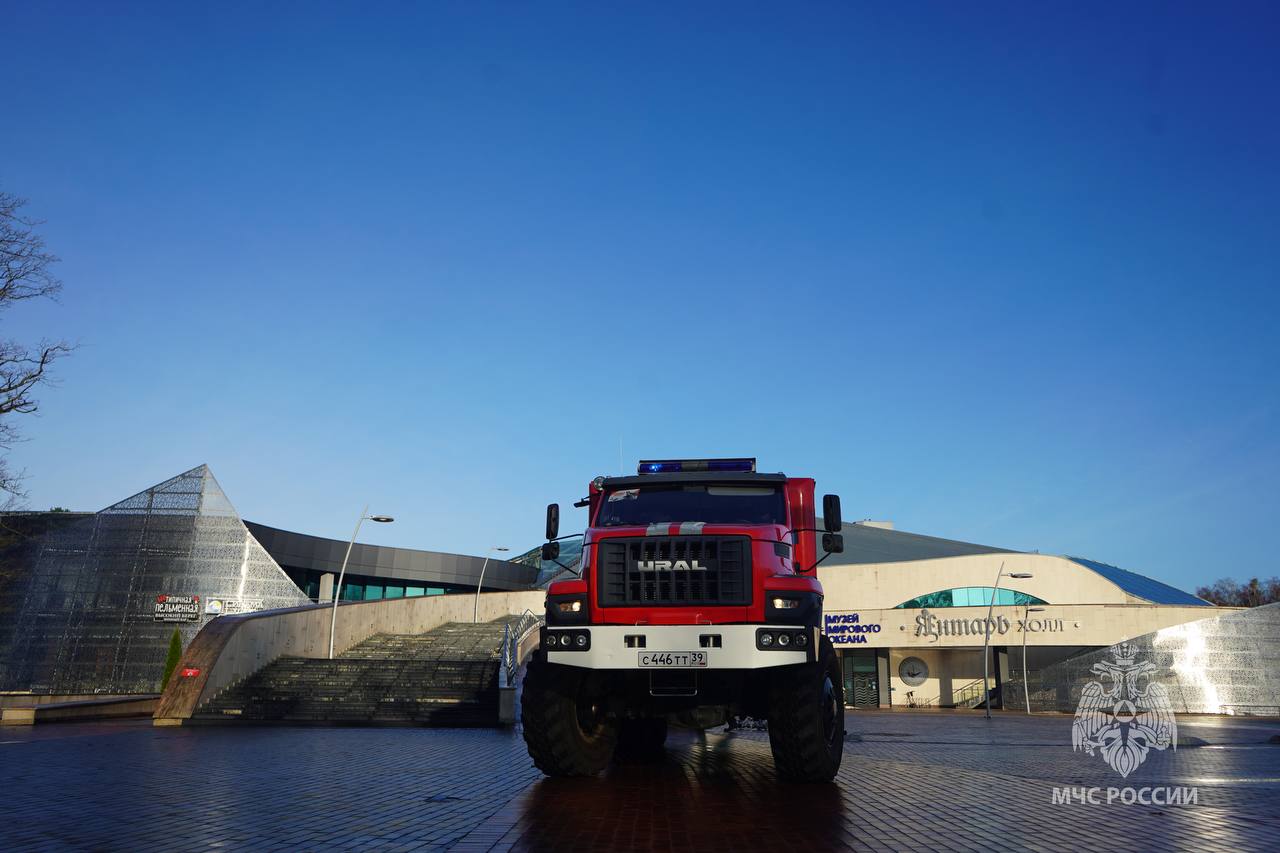 Сотрудники МЧС России провели пожарно-тактические учения в театре эстрады «Янтарь Холл» Сотрудники МЧС России провели пожарно-тактические учения в театре эстрады «Янтарь Холл»