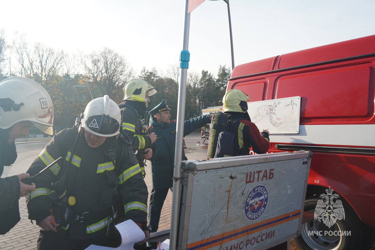 Сотрудники МЧС России провели пожарно-тактические учения в театре эстрады «Янтарь Холл» Сотрудники МЧС России провели пожарно-тактические учения в театре эстрады «Янтарь Холл»
