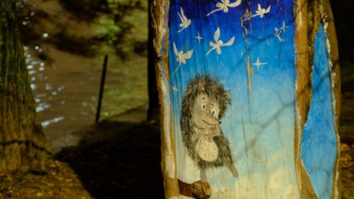 Поздним вечером и ночью детям законодательно запрещено появляться на улице без сопровождения взрослых