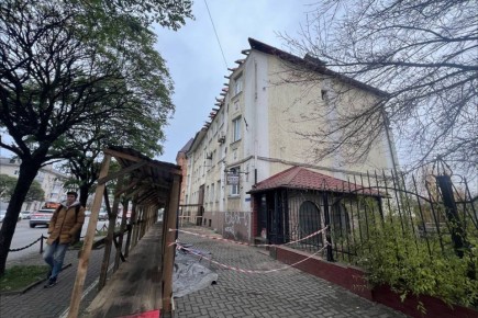 В центре Калининграда приступили к капремонту крыши столетнего дома