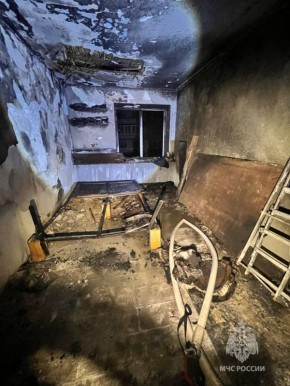 Сотрудники МЧС России спасли двух человек на пожаре в Калининграде