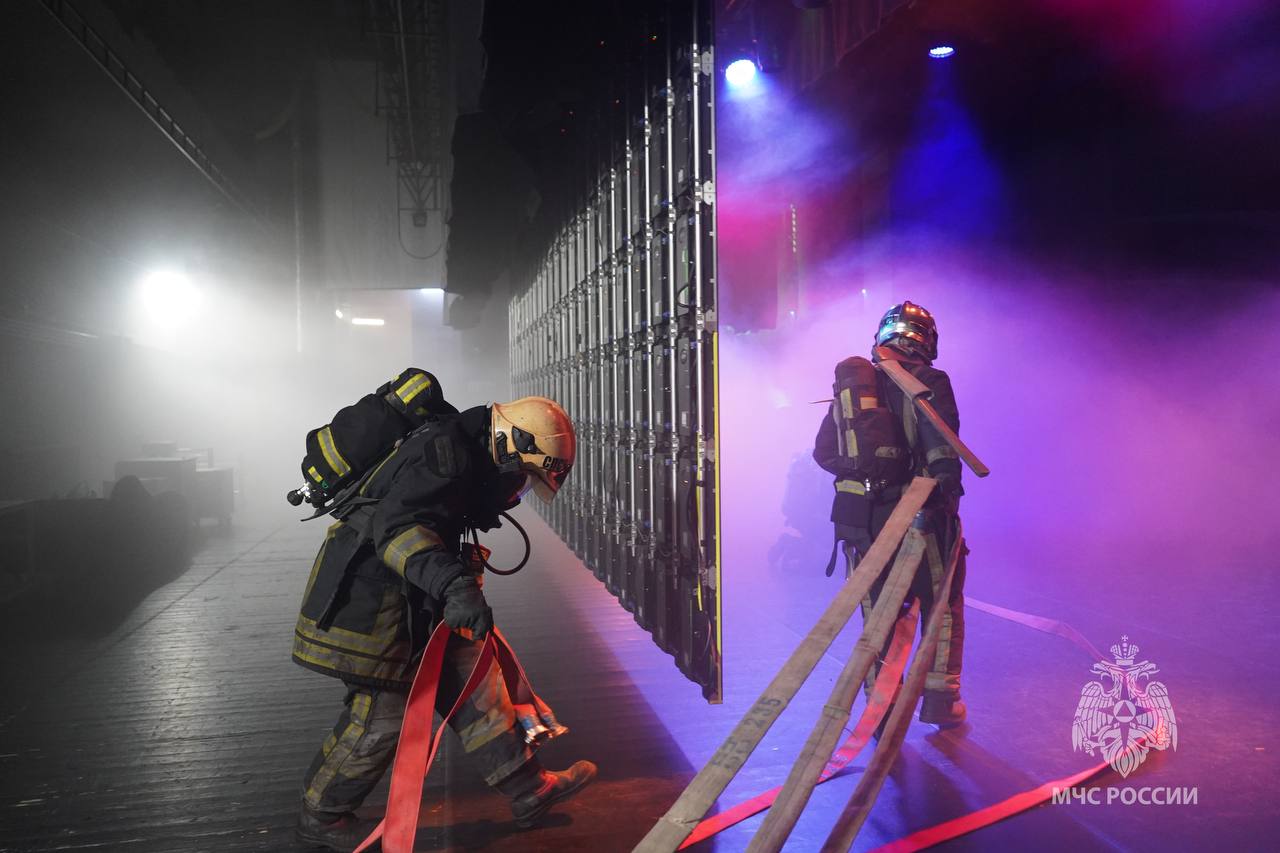 Сотрудники МЧС России провели пожарно-тактические учения в театре эстрады «Янтарь Холл» Сотрудники МЧС России провели пожарно-тактические учения в театре эстрады «Янтарь Холл»