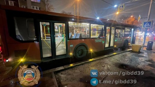 В Калининграде водитель автобуса не уберёг 84-летнюю пассажирку от падения в салоне