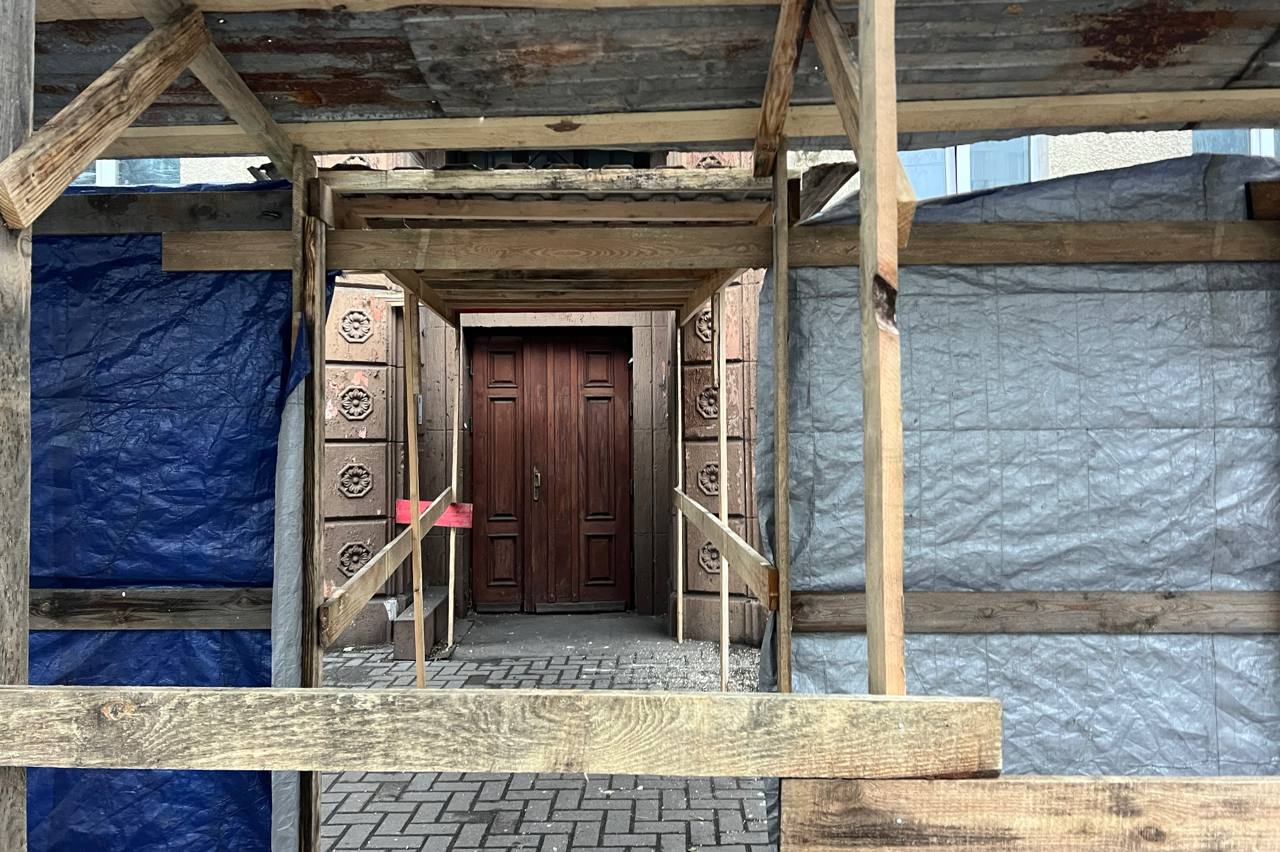 В центре Калининграда приступили к капремонту крыши столетнего дома В центре Калининграда приступили к капремонту крыши столетнего дома