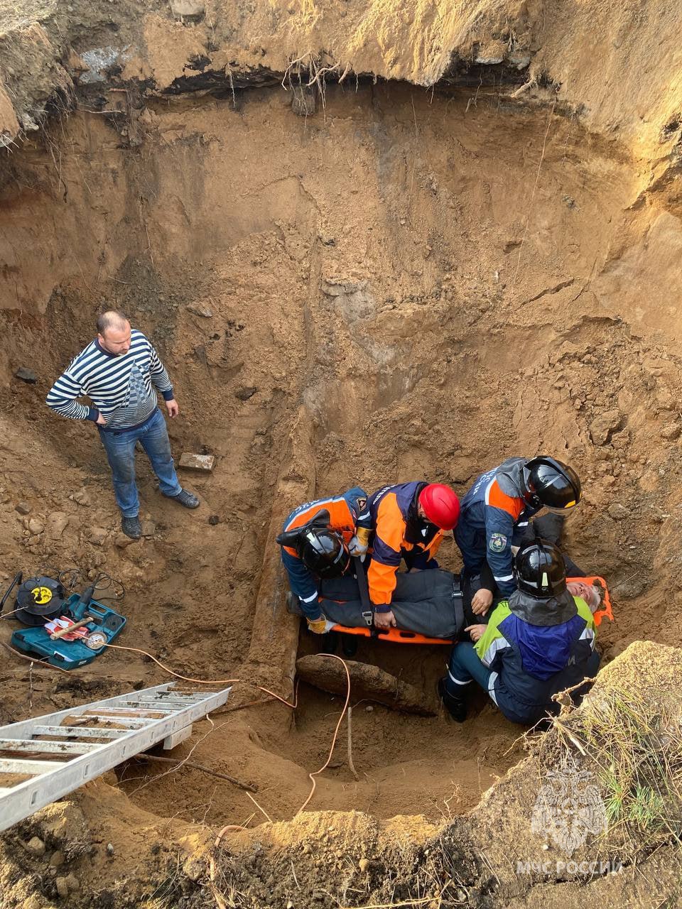 На силикатном заводе сотрудник коммунальной службы провалился в четырёхметровый котлован