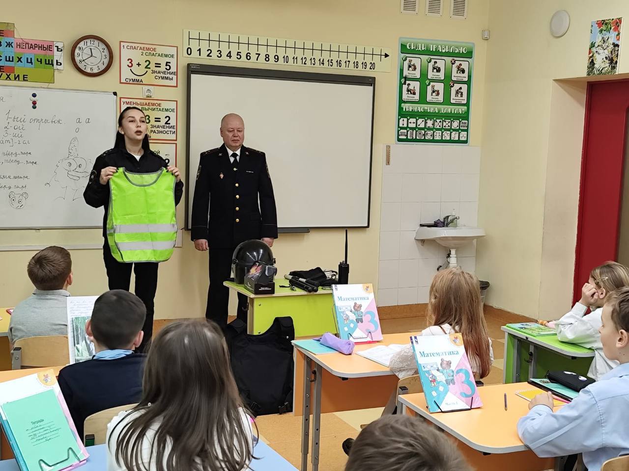 Сотрудники Центра ДиТН ПБДД ГИБДД и ОБ ДПС ГИБДД проводят уроки безопасности в МАОУ СОШ города Зеленоградска