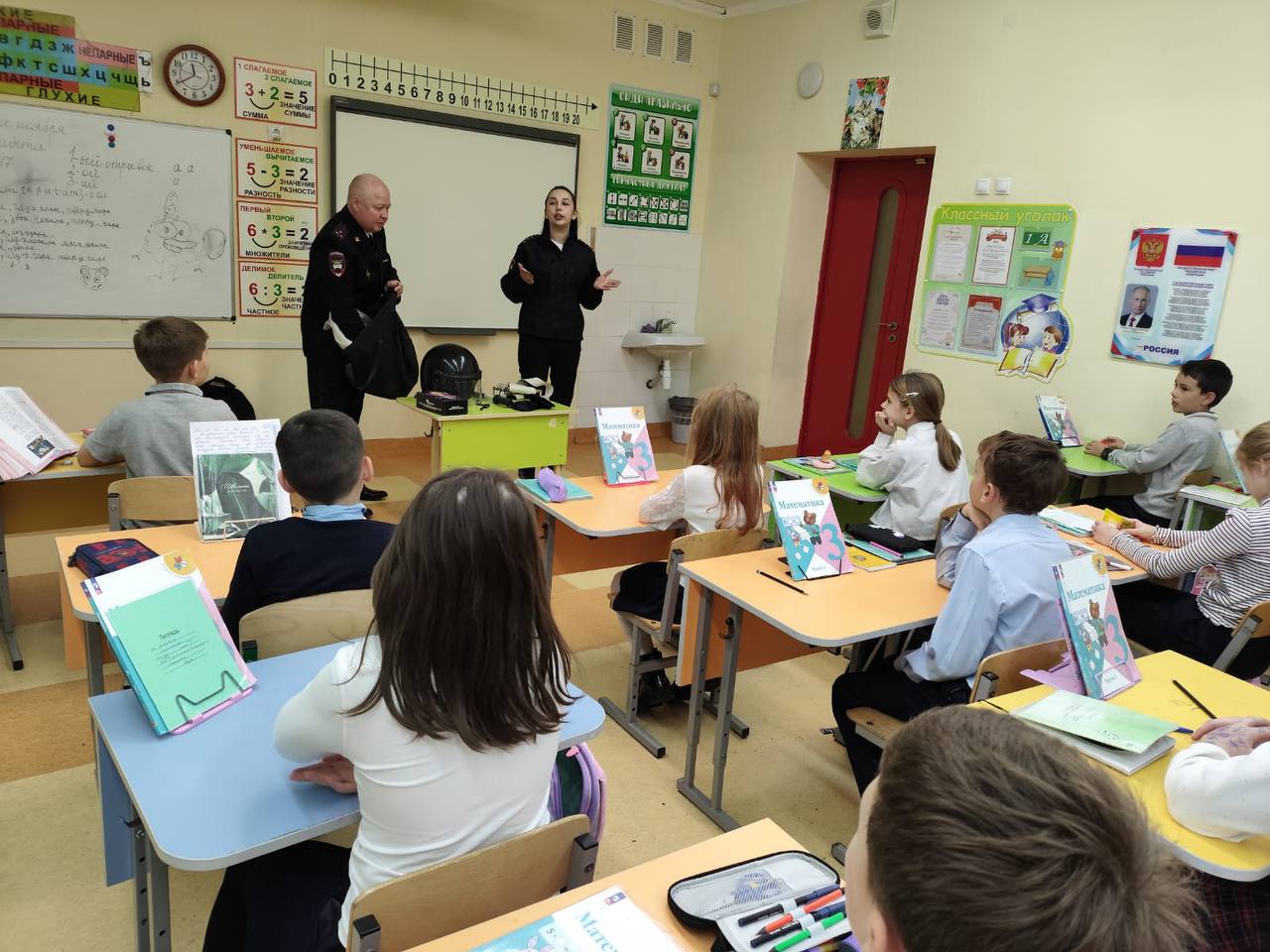 Сотрудники Центра ДиТН ПБДД ГИБДД и ОБ ДПС ГИБДД проводят уроки безопасности в МАОУ СОШ города Зеленоградска Сотрудники Центра ДиТН ПБДД ГИБДД и ОБ ДПС ГИБДД проводят уроки безопасности в МАОУ СОШ города Зеленоградска
