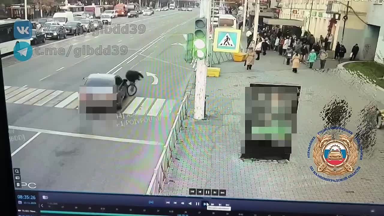 По оперативной информации, сегодня 13.11.2025 в 08:35 в г. Калининграде на Ленинском пр-кте в районе дома 81, водитель, управляя легковым автомобилем, при проезде регулируемого пешеходного перехода допустил наезд на...