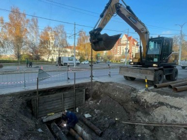 На Зарайской прорвало теплотрассу, калининградцев просят не переживать за перерытый асфальт