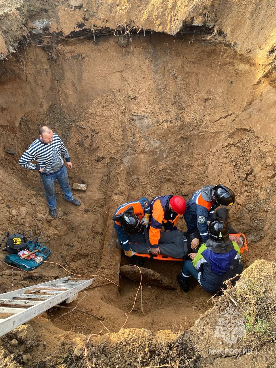 Сотрудники МЧС России и городские спасатели оказали помощь мужчине в Калининграде Сотрудники МЧС России и городские спасатели оказали помощь мужчине в Калининграде
