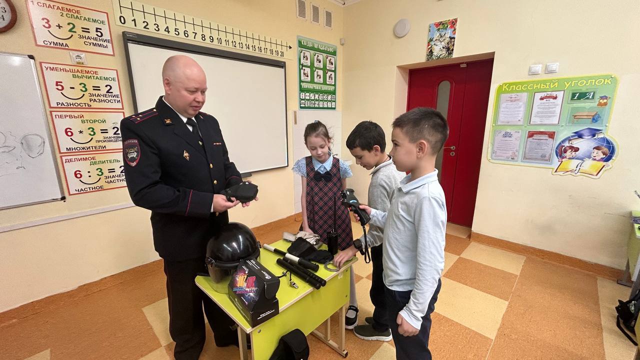 Сотрудники Центра ДиТН ПБДД ГИБДД и ОБ ДПС ГИБДД проводят уроки безопасности в МАОУ СОШ города Зеленоградска Сотрудники Центра ДиТН ПБДД ГИБДД и ОБ ДПС ГИБДД проводят уроки безопасности в МАОУ СОШ города Зеленоградска