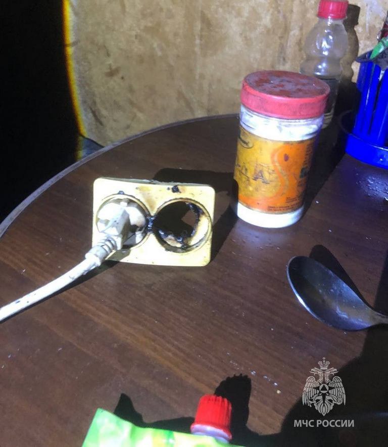 В Балтийске из горящего притона вытащили троих В Балтийске из горящего притона вытащили троих