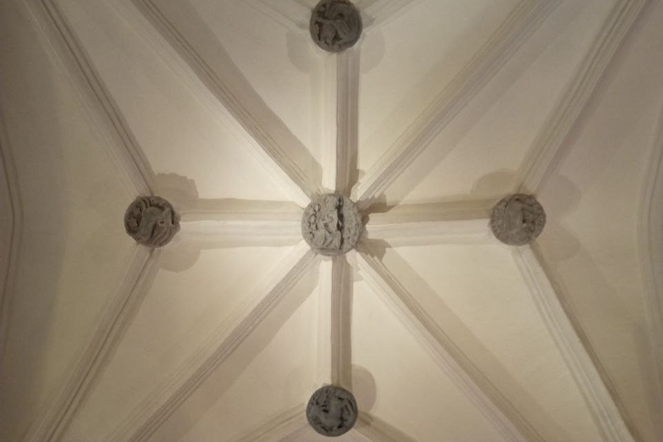 В замке Тапиау в Гвардейске установили копию старинного барельефа с оленем