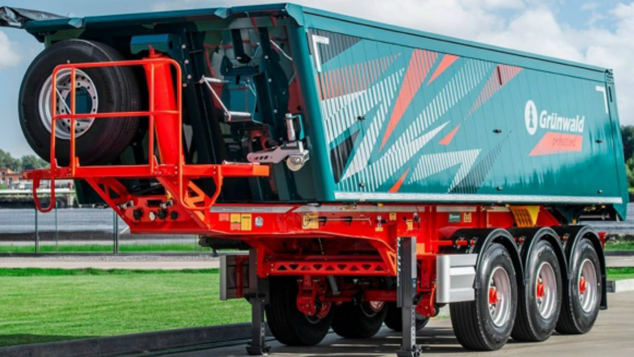 В индустриальном парке «Храброво» на заводе «Грюнвальд» начали выпускать новые строительные самосвалы