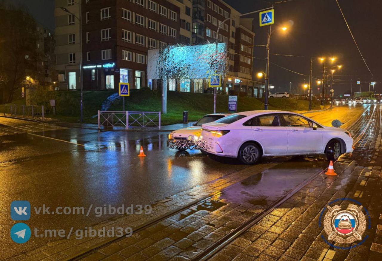 По оперативной информации, сегодня 14.11.2025 около 18:14 в г. Калининграде на ул. Октябрьская в районе дома 12, водитель, управляя автомобилем «Форд», допустил наезд на пешехода, переходившую проезжую часть по...