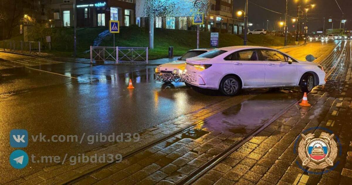 В Калининграде на улице Октябрьской водитель Ford сбил пешехода и врезался в другое авто