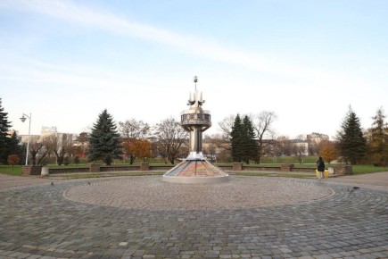 В Калининграде завершили реставрацию «Мировых часов» в сквере у Нижнего озера