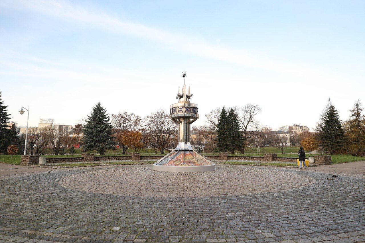 В Калининграде завершили реставрацию «Мировых часов» в сквере у Нижнего озера