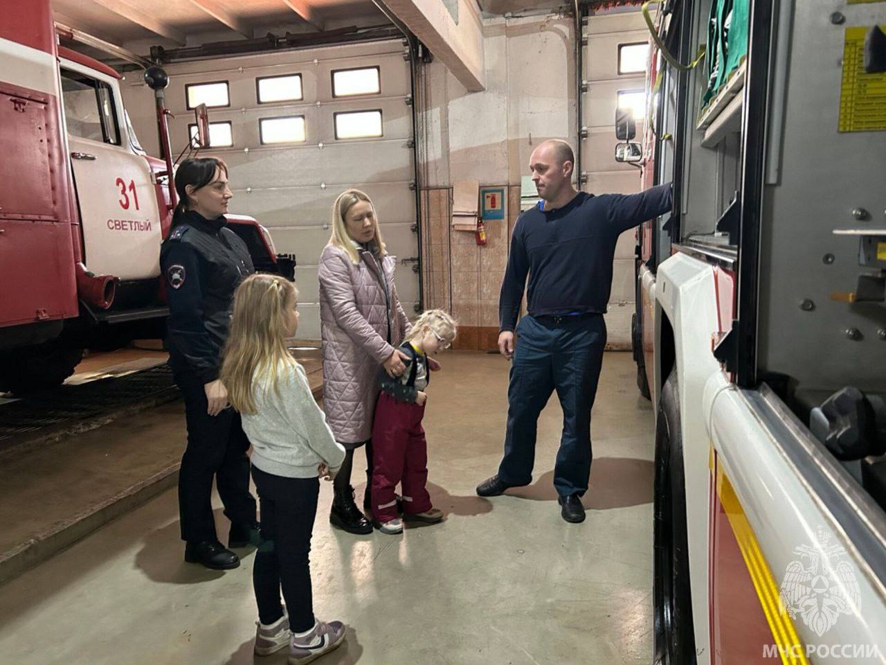 От улыбки стало всем светлей От улыбки стало всем светлей