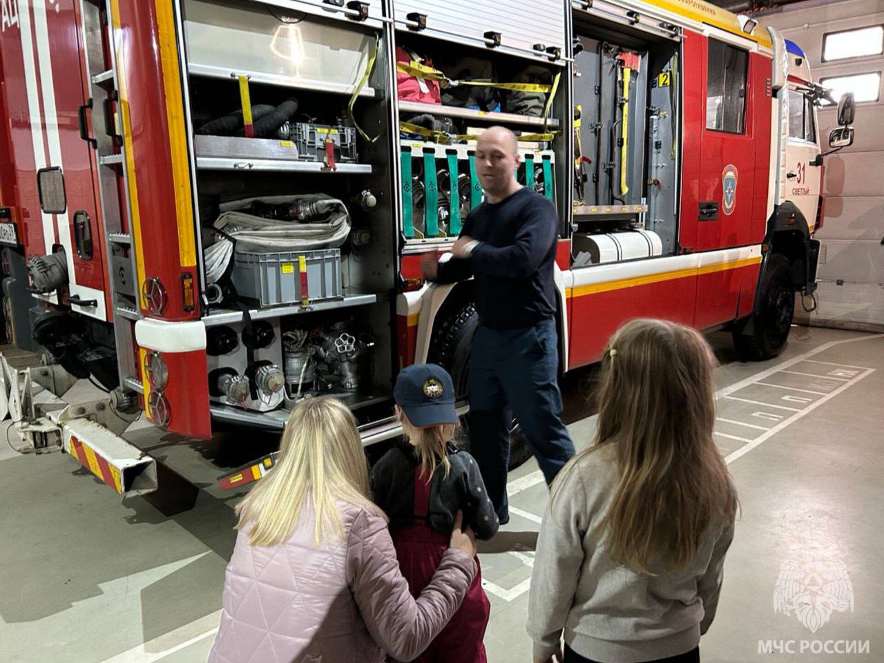 От улыбки стало всем светлей От улыбки стало всем светлей